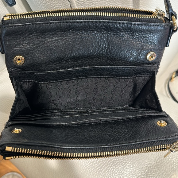 Authentic Leather Michael Kors crossbody bag. - Picture 9 of 14